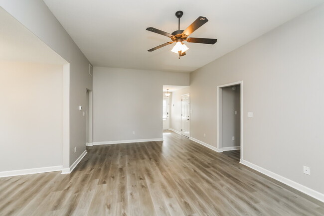 Foto del edificio - 7898 Ironwood Dr