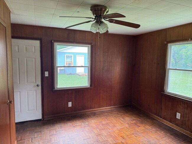 Building Photo - 2 bedroom | 1 bathroom home PLUS detached ...