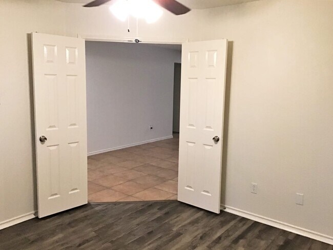 Building Photo - 3900 Oakhurst Ln