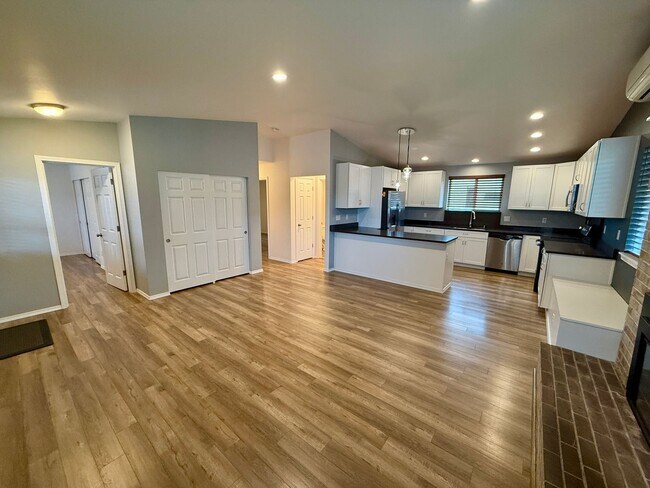 Building Photo - Charming 2-Bed, 2-Bath Home in the Heart o...