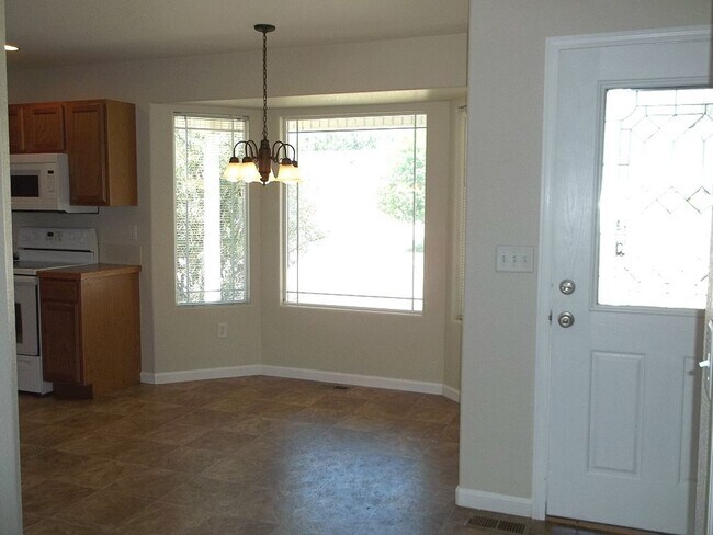 Foto del edificio - Coming Soon! Spacious Wellington Home with Fireplace & Garage