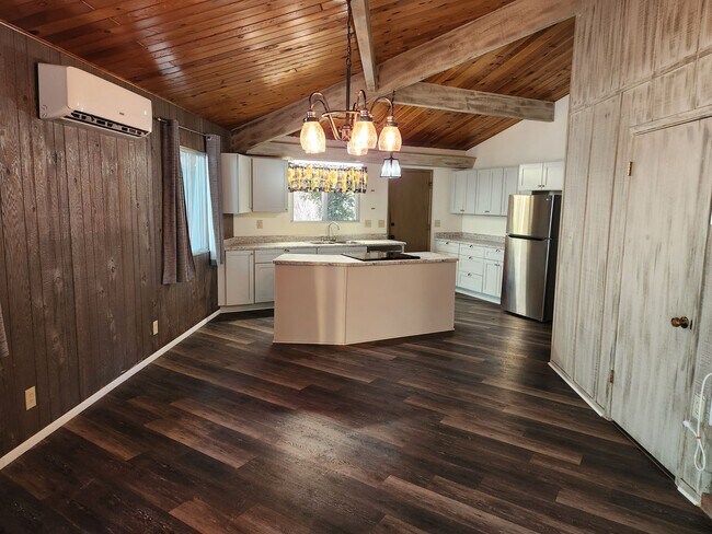 Foto del edificio - 2 Bed / 2 bath ~ Octagon Home, So Cute