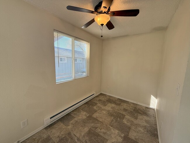 Building Photo - COZY 2 BEDROOM & 1 BATHROOM HOME