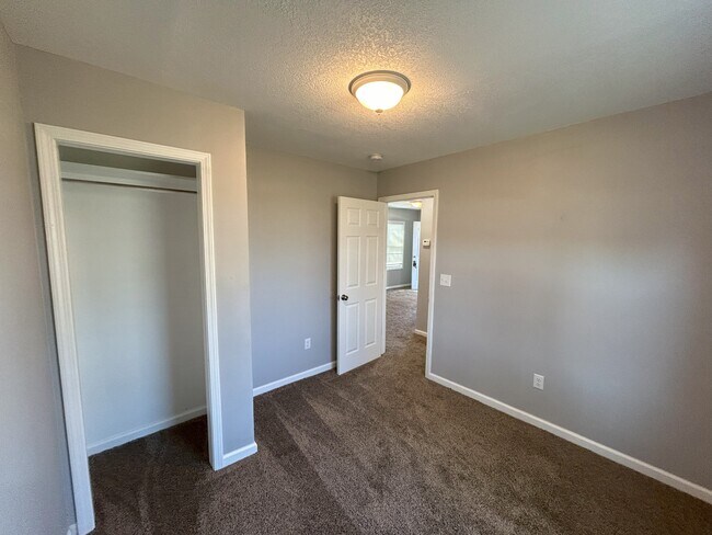 Foto del edificio - 33980 W 83rd St