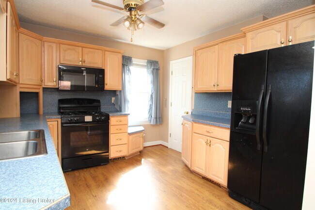 Building Photo - 221 Ridgeway Ave