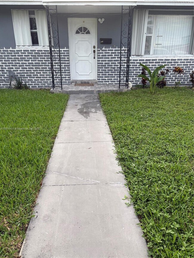 Foto del edificio - 20520 NW 2nd Ct