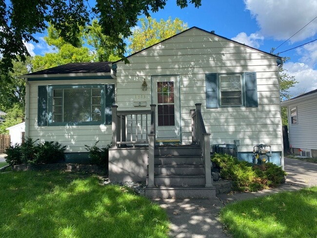 Building Photo - 3 Bedroom house w/Large Fenced in Yard!!