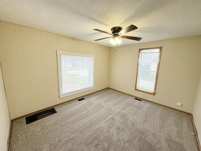 Building Photo - short term lease available