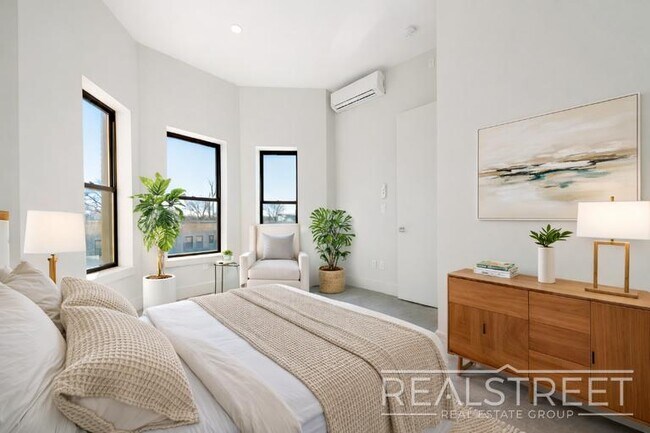 Foto del edificio - Modern 2 Bed w Full Amenities + Dishwasher/Laundry/Garden