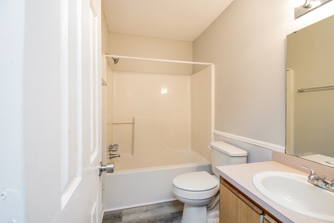 Building Photo - 3 Bedroom With Open Floor Plan
