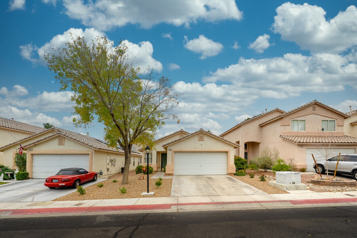 Primary Photo - 9001 Iron Hitch Ave