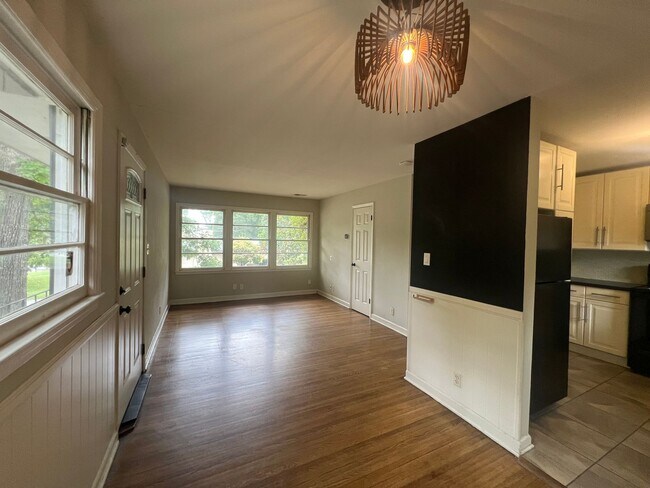 Building Photo - Cozy 2 Bedroom Minutes From Downtown