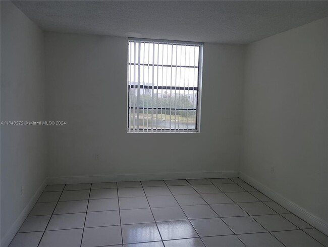 Building Photo - 9460 Fontainebleau Blvd