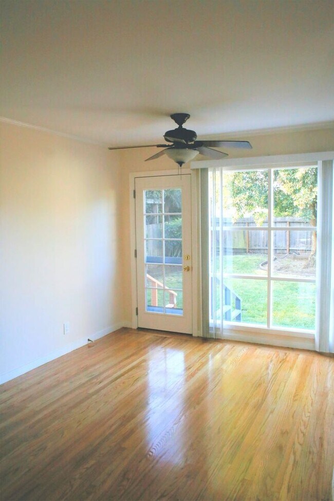 Foto del edificio - Charming 2 Bed/1 Bath House with Yard and ...