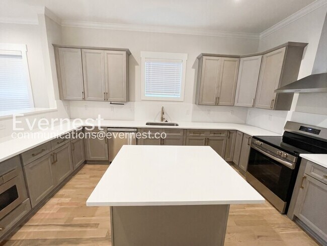 Building Photo - 4 Bed/2.5 Bath Town Home with Garage / Pet-Friendly / Available Now!