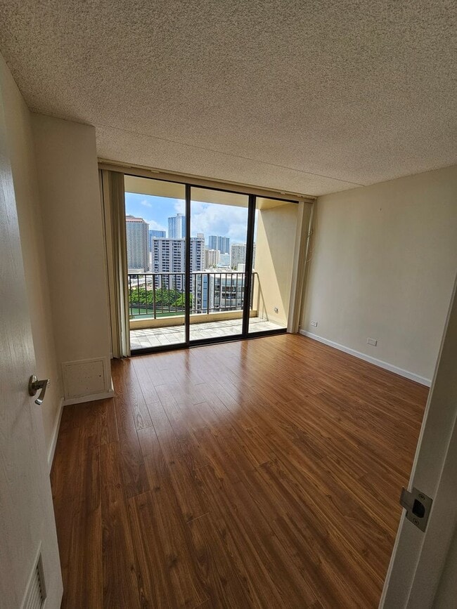 Building Photo - Condo with Lanai, Pool & Prime Location