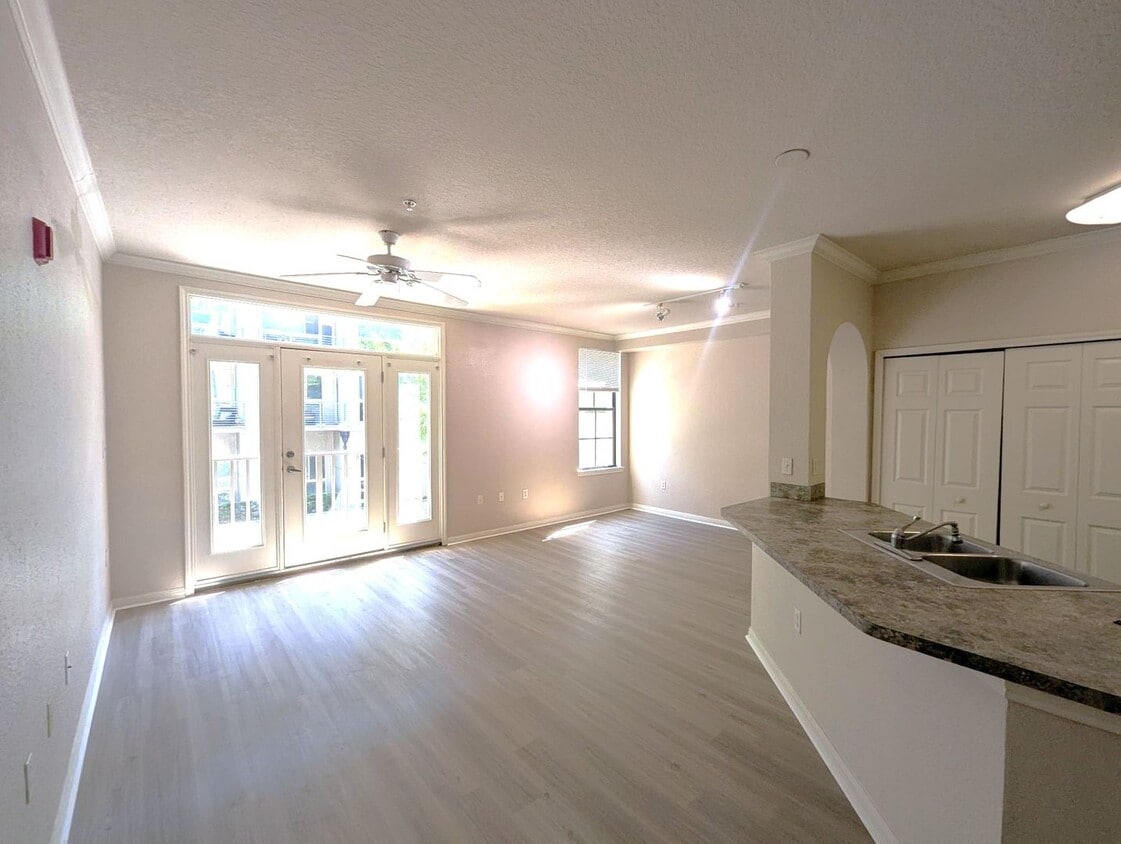 Spacious 1x1 768 square feet! New flooring... - Spacious 1x1 768 square feet! New flooring...