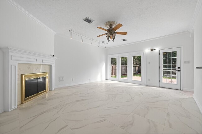 Foto del edificio - 2431 Parkwood Ln