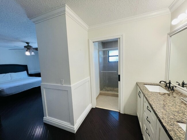 Building Photo - 2924 NW 69th Ct