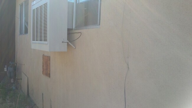 Building Photo - 2 Bed 1 Bath Home Taft CA