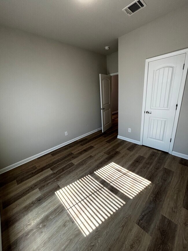 Building Photo - 5928 Pier Park Ave