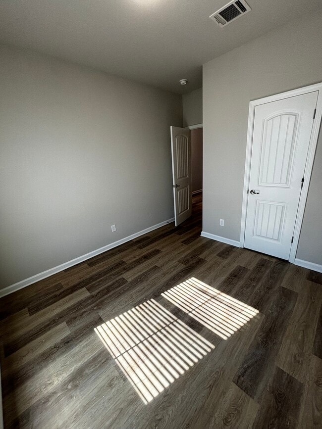 Foto del edificio - 5928 Pier Park Ave