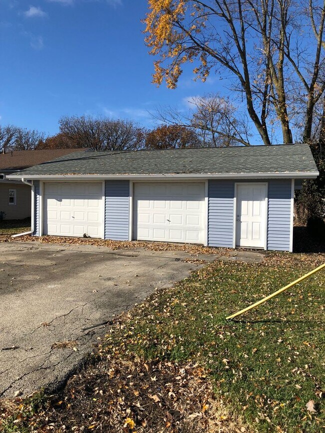 Building Photo - Cute and Cozy 2 bedroom, 1 bath ranch with...