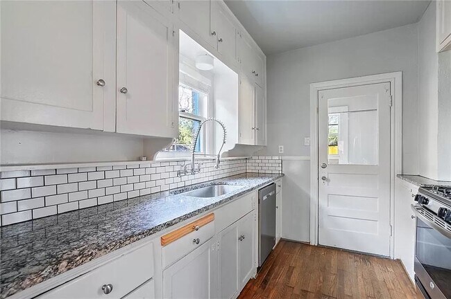 Kitchen - 5609 Goodwin Ave