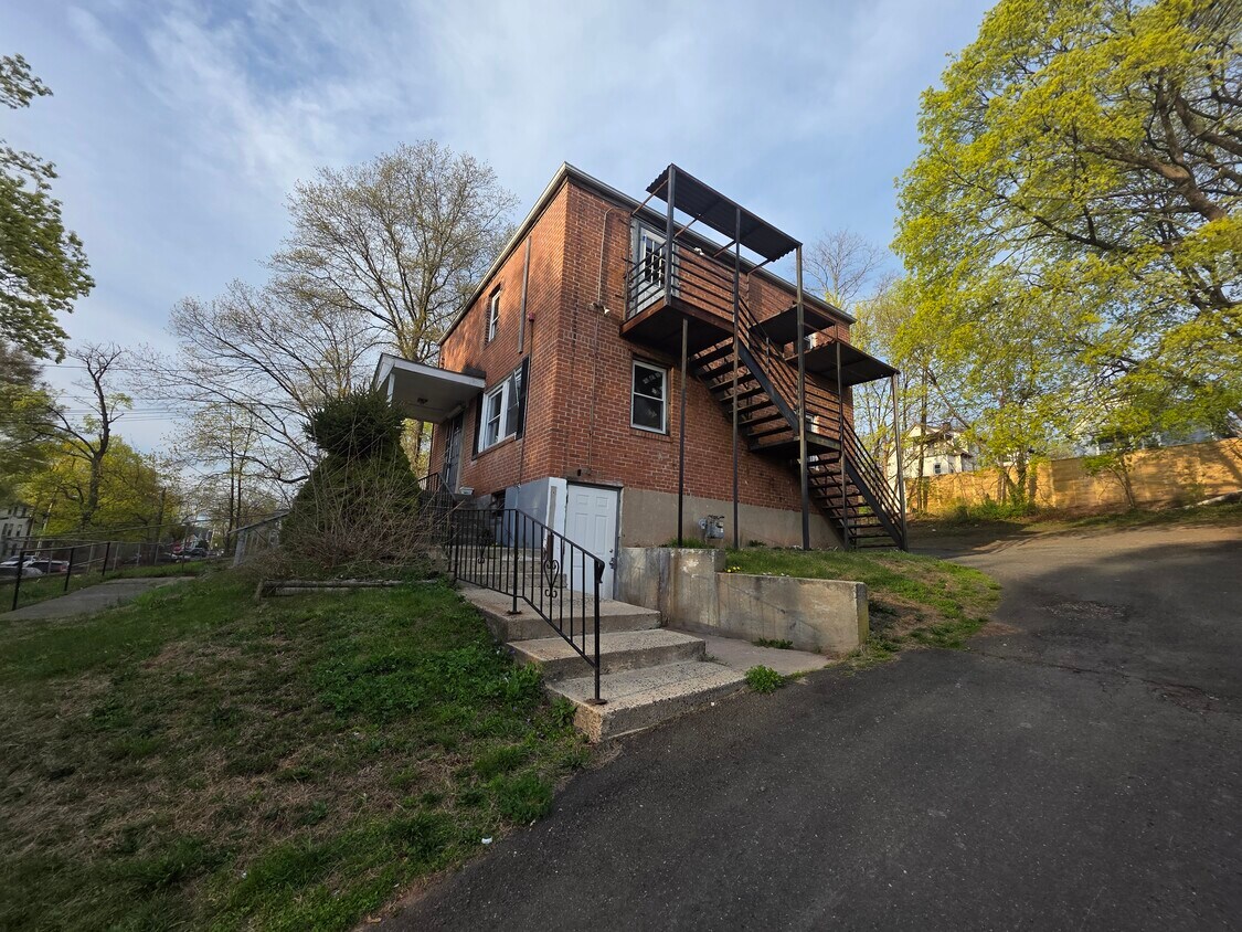 Primary Photo - 165 Sheffield Ave