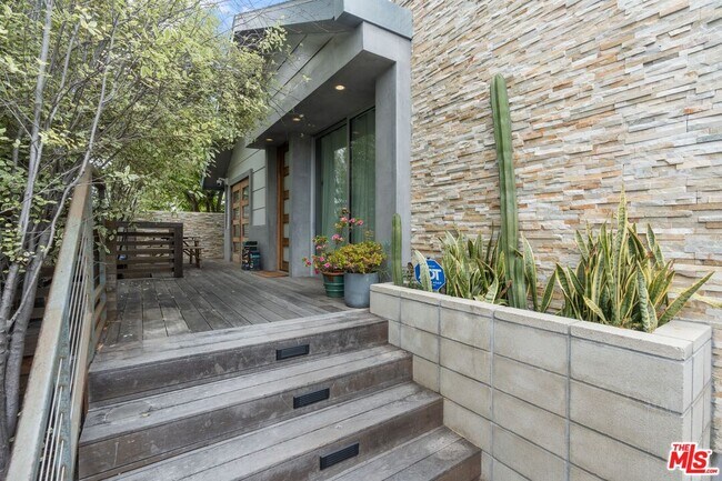 Foto del edificio - 678 Broadway St