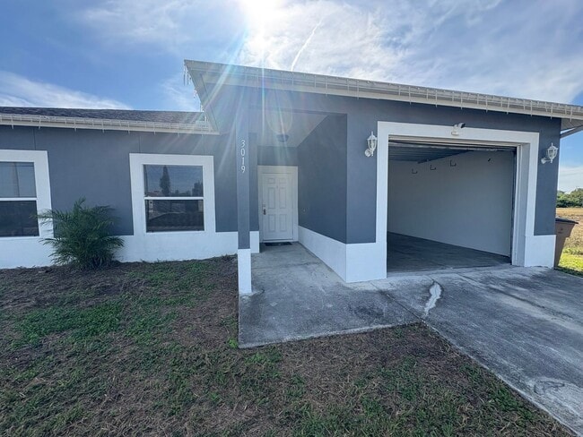 Building Photo - Charming 3-Bedroom 2 Bathroom and Garage in Lehigh Acres