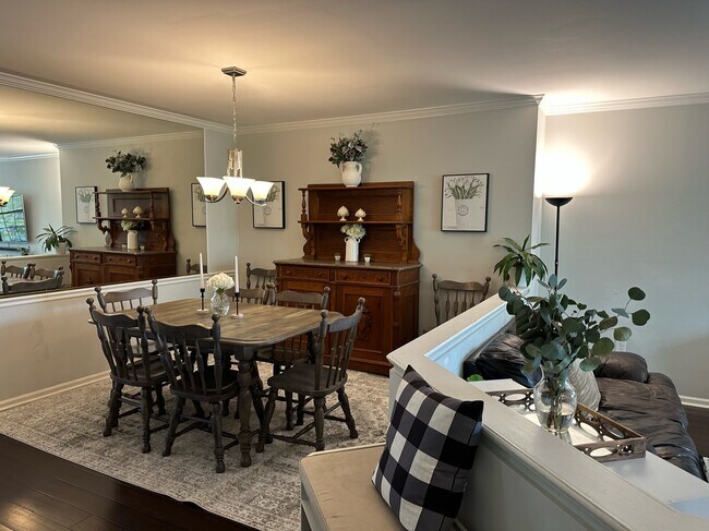 Foto del edificio - 8451 Millwood Pl