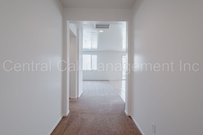 Building Photo - 3 Bedroom/2 Bath home located in the Desired Northwest - $2395 per Month!