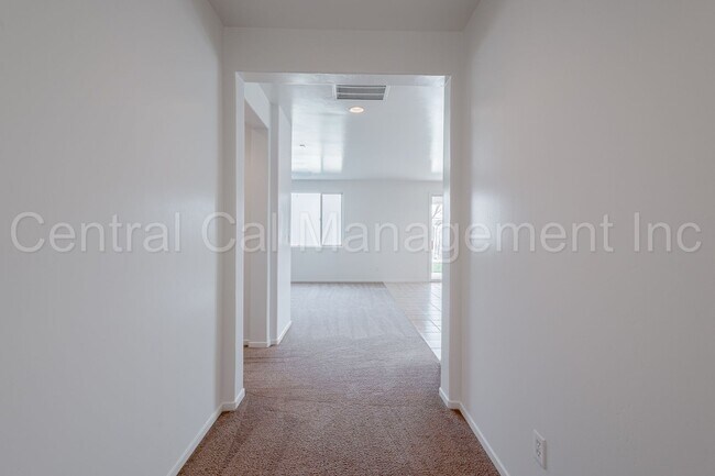 Foto del edificio - 3 Bedroom/2 Bath home located in the Desired Northwest - $2395 per Month!