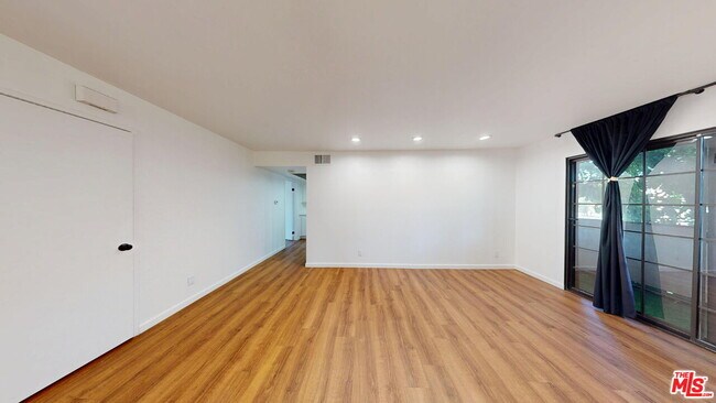 Foto del edificio - 10220 De Soto Ave