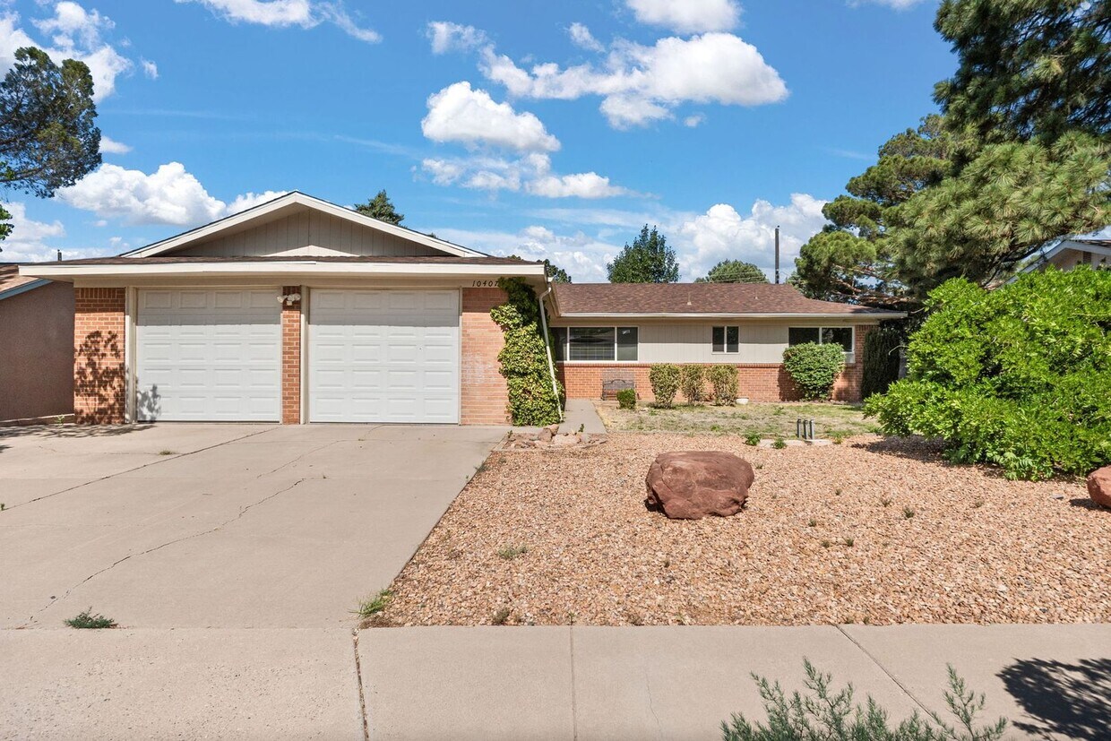 Foto principal - Large 4 Bedroom 2 Bath House