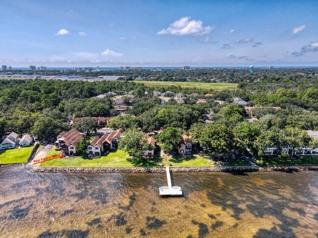 Foto del edificio - Waterfront Paradise - Fully Furnished Townhome - All Utilities Included