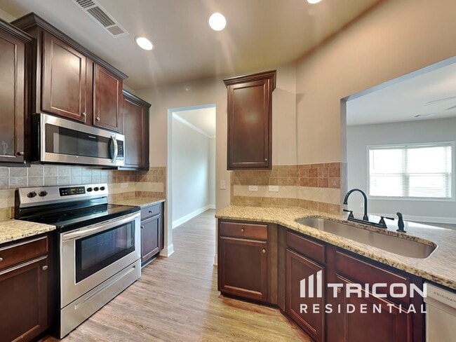 Building Photo - 2433 Walker Dr