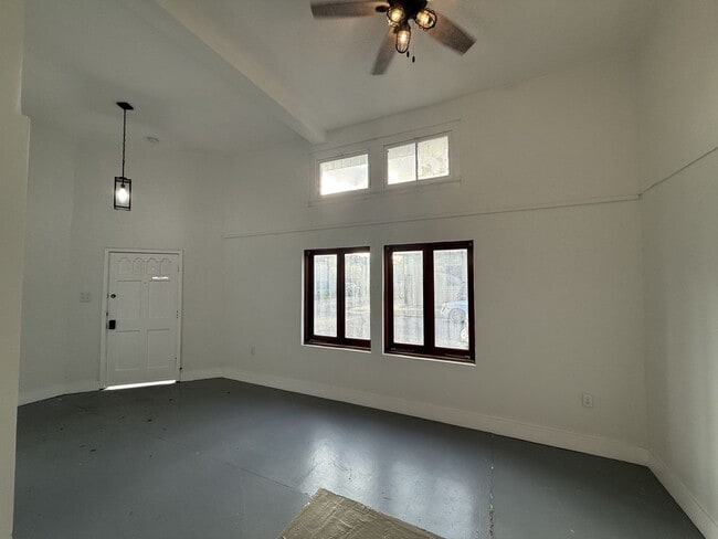 Building Photo - fgu1301