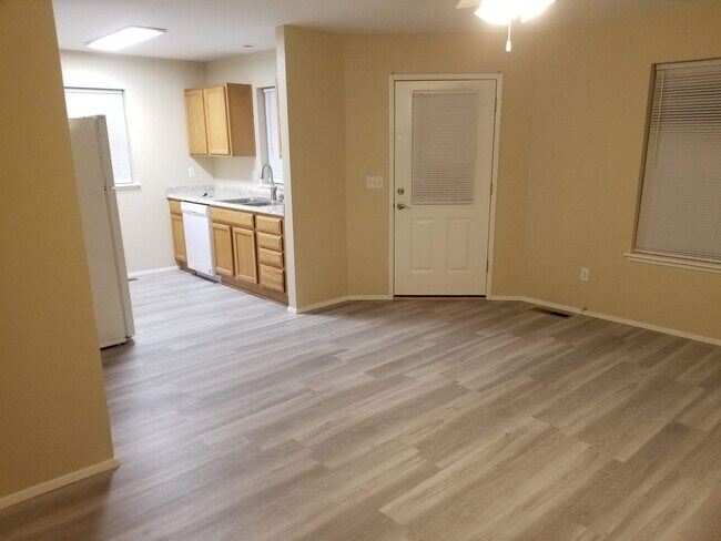 Building Photo - 1048 Ne Warner Pl