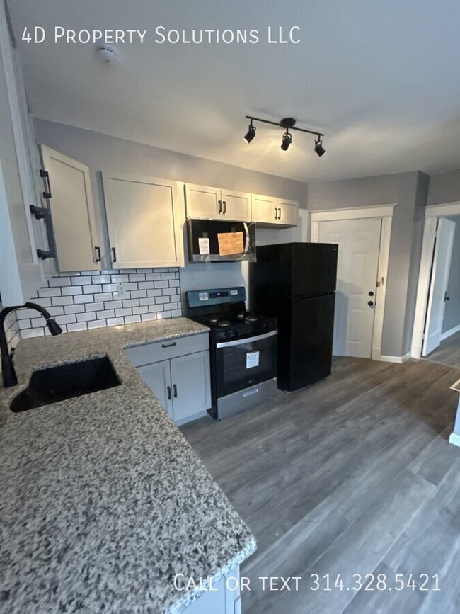 Building Photo - Cozy and Spacious Living in Upstairs Unit ...