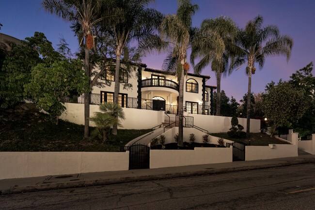 Foto del edificio - 3033 Beverly Glen Cir