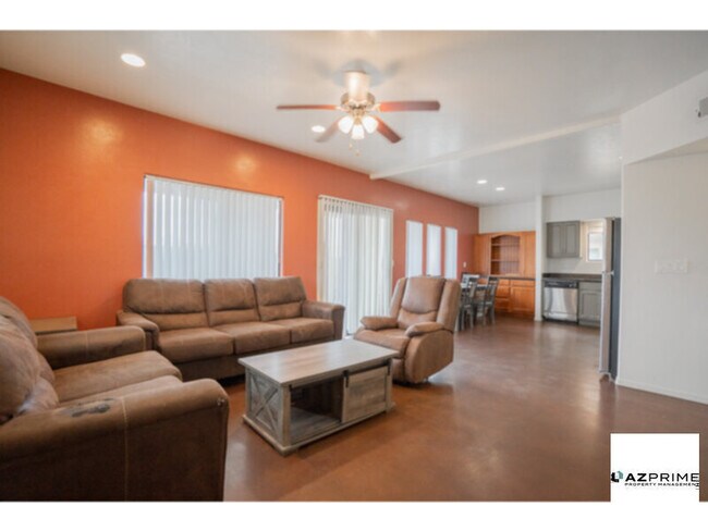 Building Photo - Stylish 5/2 Tucson House Near University o...