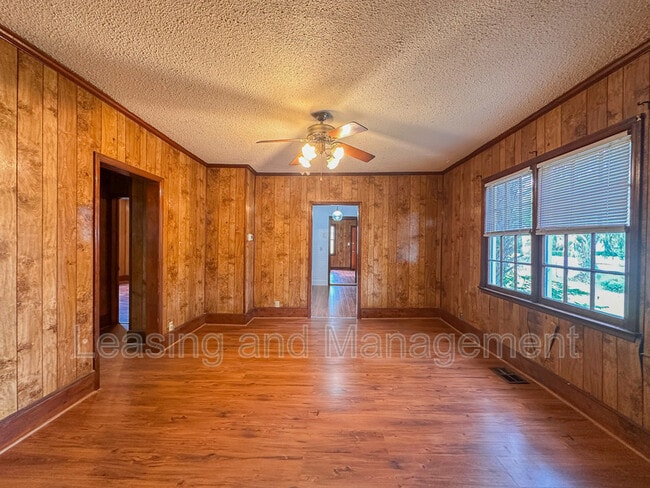Building Photo - 211 W Poplar St