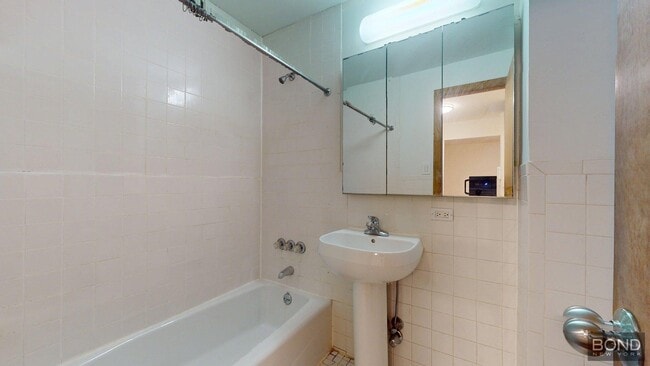 Building Photo - 213 E 84th St