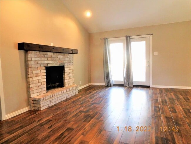 Building Photo - 2901 Mimosa Dr