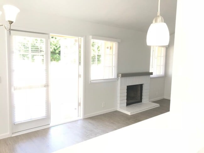Building Photo - 512 Poinsettia Ave