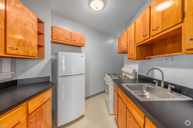 1BR, 1BA - 850SF - Kitchen - Townhouse Apartments