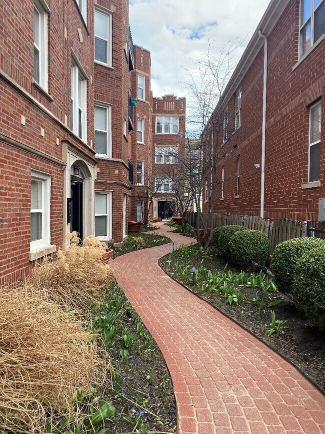 Courtyard - 4445 N Paulina St