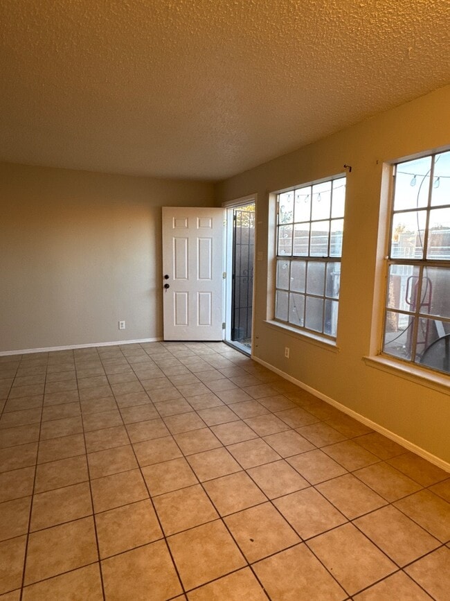 Building Photo - 920 San Pedro Dr SE